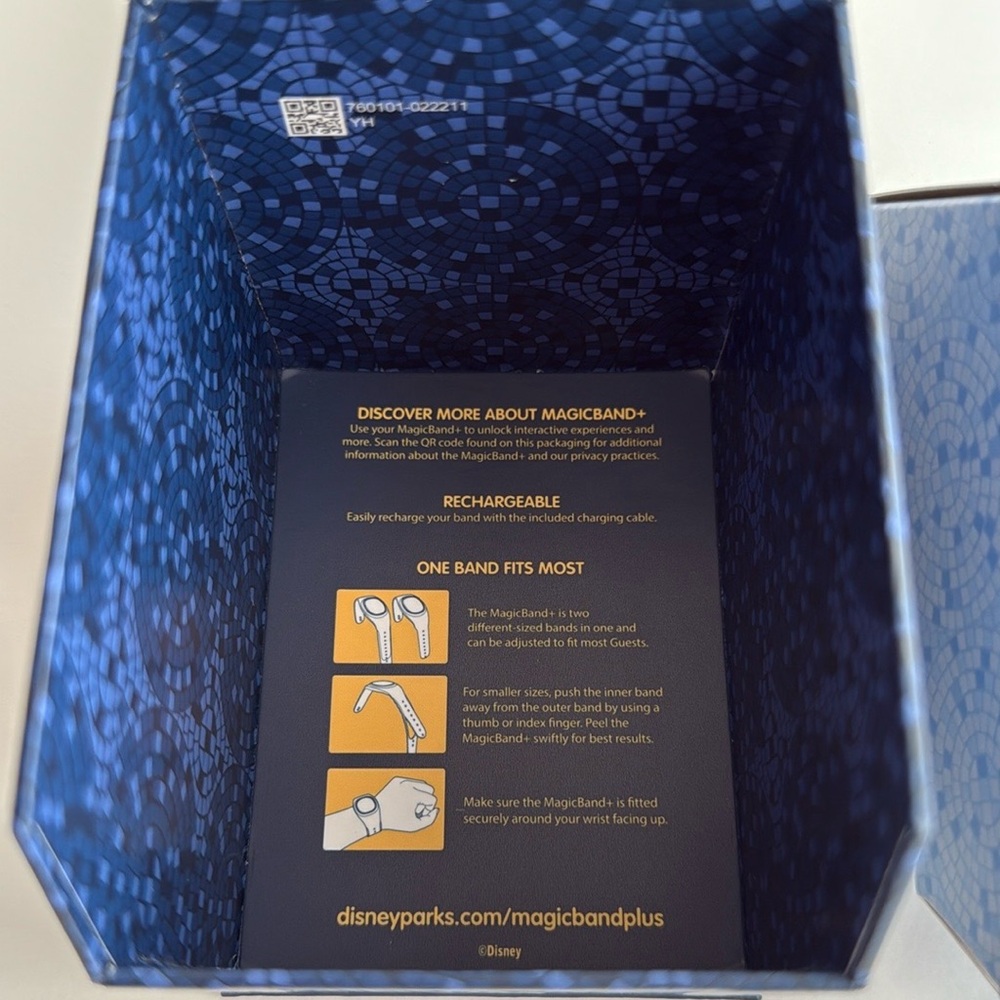 Disney Club 33 MagicBand 2026 Limited Edition - Picture 7 of 8